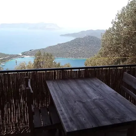 deniz manzaralı doğanın içerisinde ahşap ev Vila